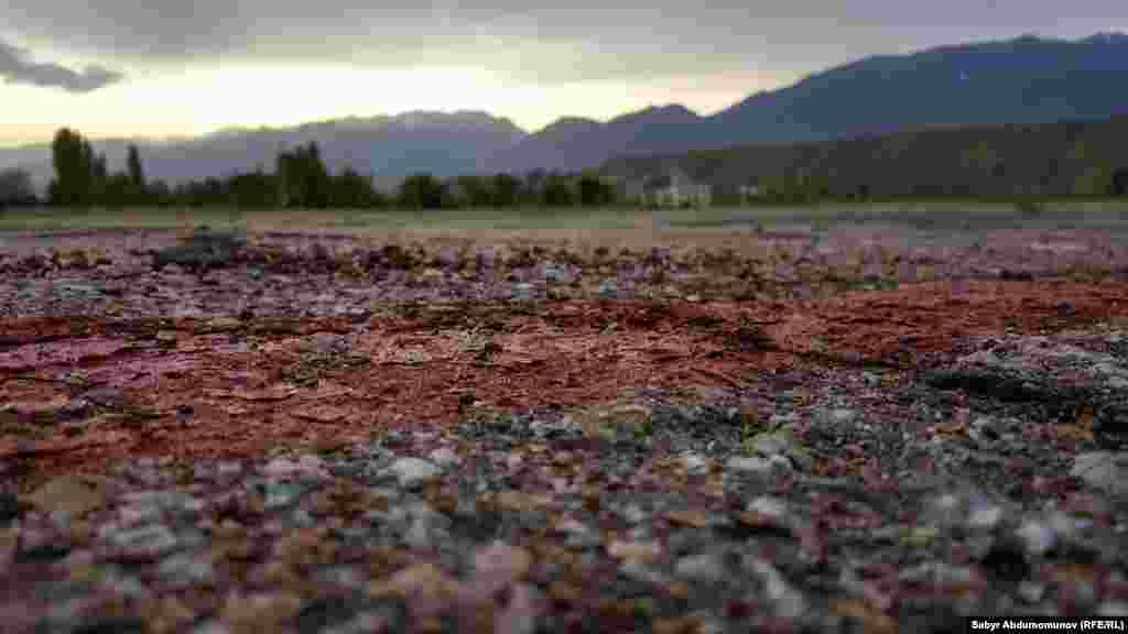 Барган сайын аба каттамдарга суроо-талап өсүп, чакан аэробекет жана асфальт-бетон учуп-конуу тилкеси 1985-жылы ишке берилген.