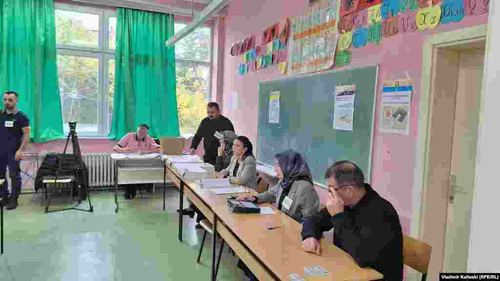 Fotografija sa biračkog mjesta u opštini Čair.