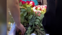 Ucraina. Rudele și prietenii au condus-o pe ultimul drum pe femeia ucisă în timp ce își proteja copilul