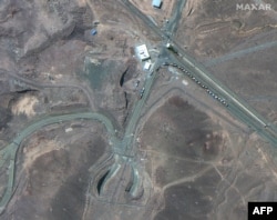 На гэтым здымку Maxar Technologies відаць грузавікі каля ўваходу ў падземныя памяшканьні на ядзерным аб'екце ў Фардо ў Іране, 19 чэрвеня 2025