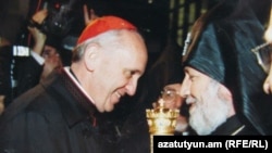 Аргентина - Кардинал Берголио и Католикос всех армян Гарегин Второй в армянской церкви Буэнос-Айреса (архив)