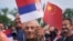O mare mulțime de oameni l-a întâmpinat la Belgrad pe președintele Chinei, Xi Jinping. El și omologul său sârb, Aleksandar Vucici, au reafirmat prietenia „de neclintit” dintre cele două state. 