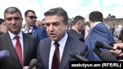 Премьер-министр Карен Карапетян беседует с журналистами (архив)