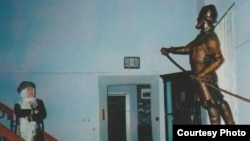 Фәүзия Бәйрәмова Тубыл музеенда Ермак һәйкәле янында. 2006 ел, февраль