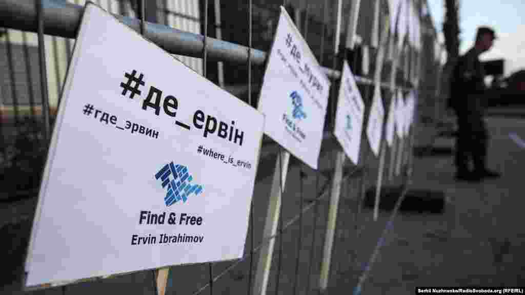 Qırımlı İbragimovnıñ hırsızlanuv yılına bağışlanğan #Ervinqayda aktsiyası. Kyivdeki Rusiye elçihanesi ögünde keçirilgen 11-inci aktsiya. Bu sefer teşkilâtçılar &laquo;Ervinsiz bir yıl&raquo; vesiqalı filmini kösterdi, em de hırsızlanğannıñ babası Umer İbragimovnen online subet keçirdi. 2017 senesi mayısnıñ 24-ü 