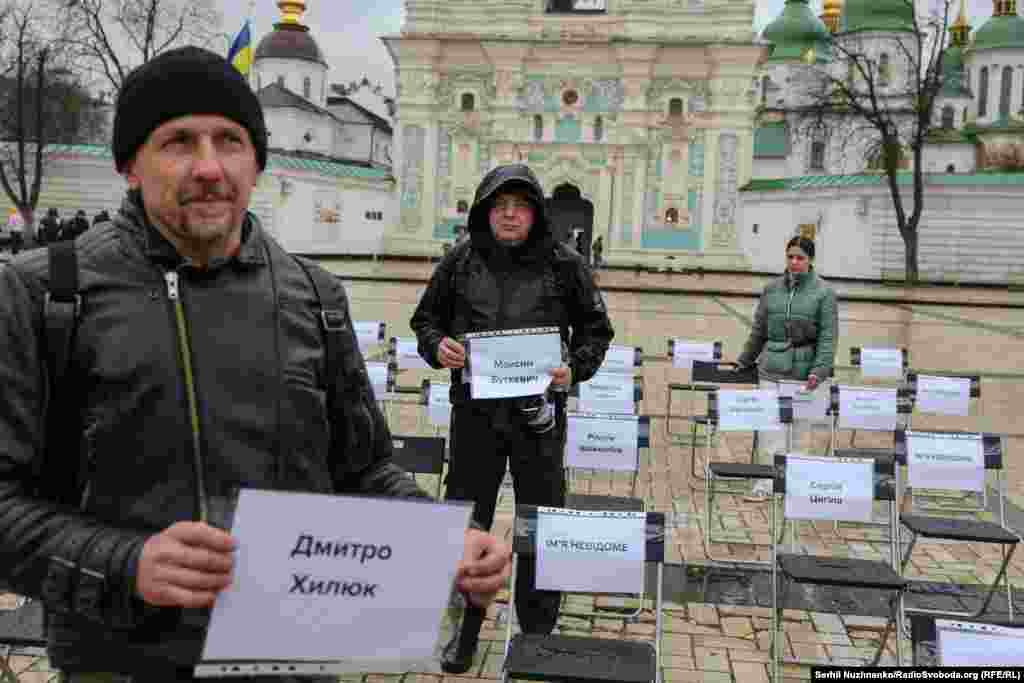 Ление Умерова, Максим Буткевич и Дмитрий Хилюк на акции «Пустые стулья» в Киеве, 15 ноября 2025 года. Их стулья уже не пустые, они на свободе