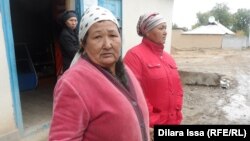 Жители дачного кооператива «Пресс тутыну» в Кайнарбулаке. Шымкент, 14 октября 2015 года.