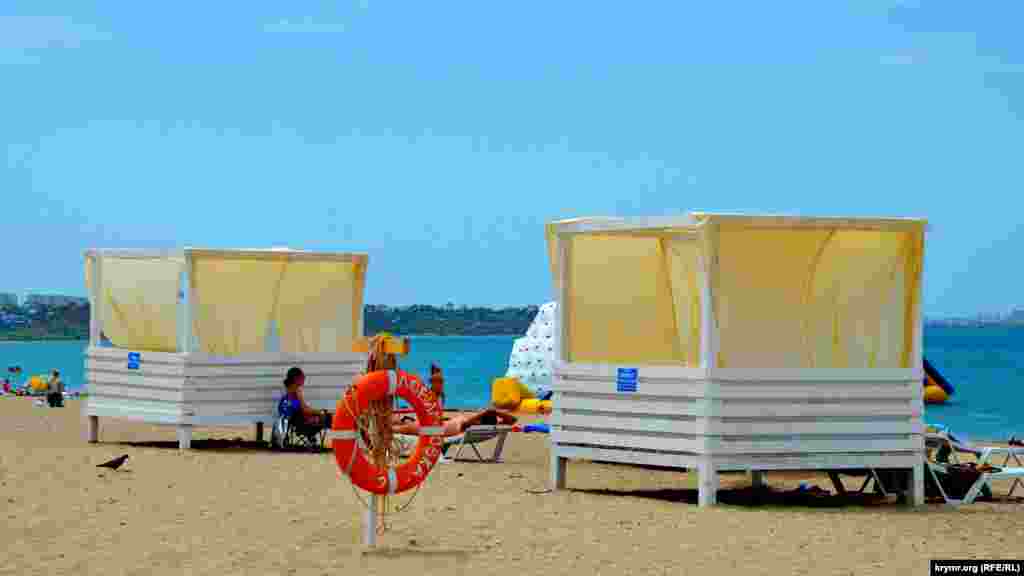 "Lübimovka" resmiy şeer plâjında saçaq ve kabinkalarnen donatılğan