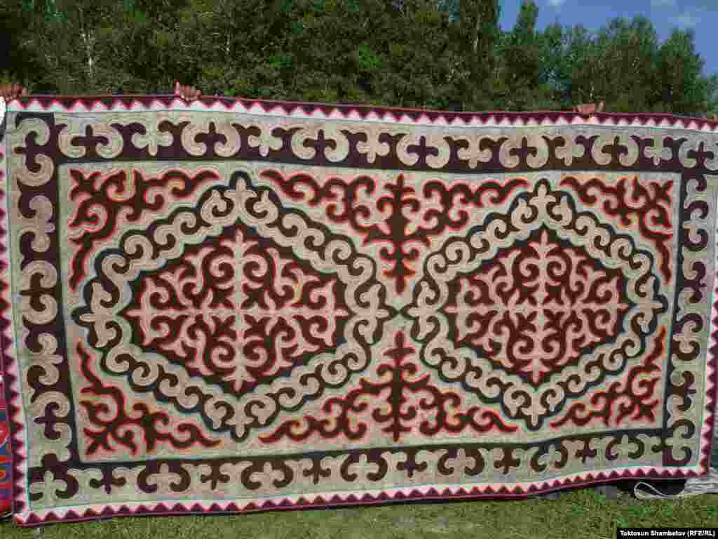 Иш-чаранын алкагында мыкты шырдак, мыкты боз үй, мыкты кол өнөрчүлүк буюмдары ж.б. бир катар номинациялар белгиленип, аларга акчалай байге коюлган. 