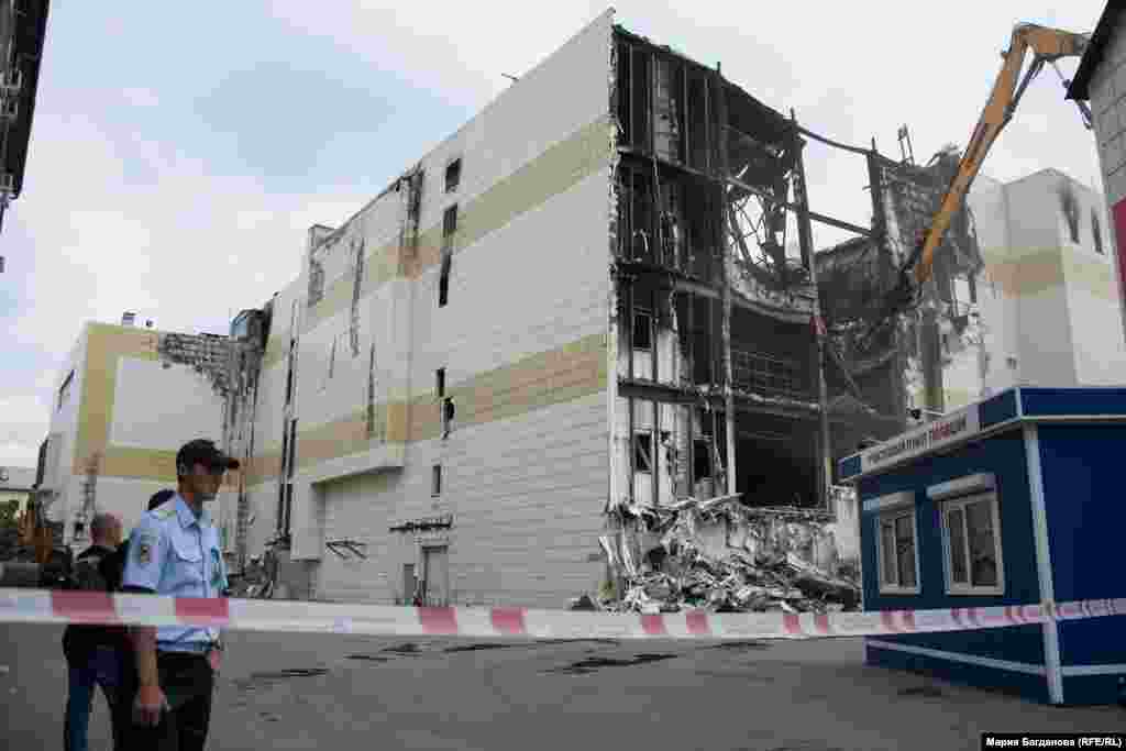 Машину доставили в Кемерово накануне на автопогрузчике, больше суток ее собирали. За два месяца с помощью "Разрушителя" специалисты должны демонтировать все шесть зданий, входящих в комплекс: торговую площадь, бани, котельную, автомойку.&nbsp; &nbsp;