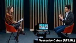 Autoarea podcastului video „Pe Agendă”, Cristina Popușoi, discută cu Radu Marian, președintele comisiei economie, buget, finanțe din Parlament, în timpul înregistrării emisiunii, 15 decembrie 2025