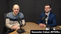 Jurnalistul Eugen Urușciuc și Stanislav Ghilețchi, expert IPRE, în studioul Europa Liberă Moldova, în timpul înregistrării podcastului „În esență”.