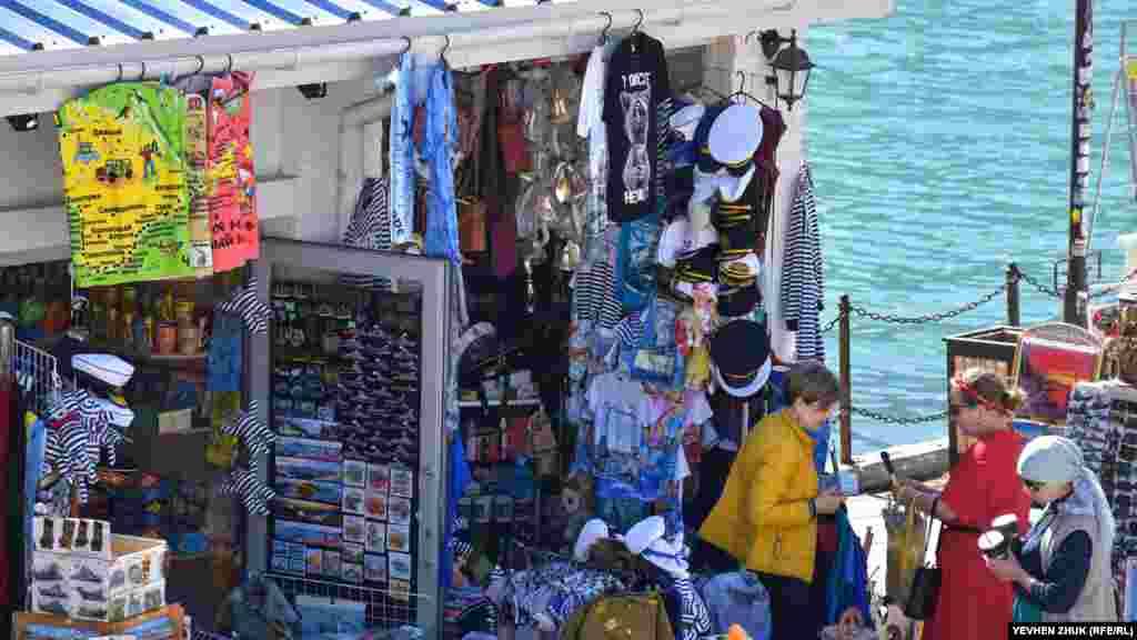 У зв'язку з початком сезону відкрилися всі сувенірні кіоски