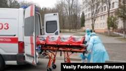 Ілюстрацыйнае фота. Пацыента з каранавірусам транспартуюць у машыну хуткай дапамогі