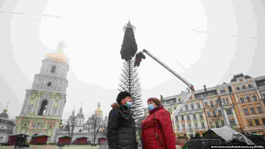 Головна ялинка України буде на Софійській площі у столиці.&nbsp; Через пандемію СOVID-19, за словами&nbsp;начальника відділу координації та моніторингу проведення масових заходів у місті Києві та реалізації проєктів апарату КМДА Кирила Вороніна, замість звичайної різдвяної зони на Софійській площі влада міста організувала пішохідний маршрут
