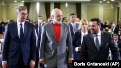Presidenti serb, Aleksandar Vuçiq, kryeministri shqiptar, Edi Rama dhe kryeministri maqedonas, Zoran Zaev gjatë Forumit për Bashkëpunim Rajonal, që u mbajt në Shkup më 29 korrik 2021.