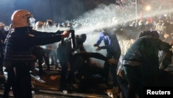 Полиция Стамбула пытается подавить протесты против ареста мэра Экрема Имамоглу