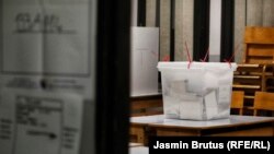 Prethodni lokalni izbori u BiH održani su u novembru 2020. godine, prema ranijoj verziji Izbornog zakona BiH. Fotografija: glasački listići po zatvaranju birališta, Sarajevo, novembar 2020.