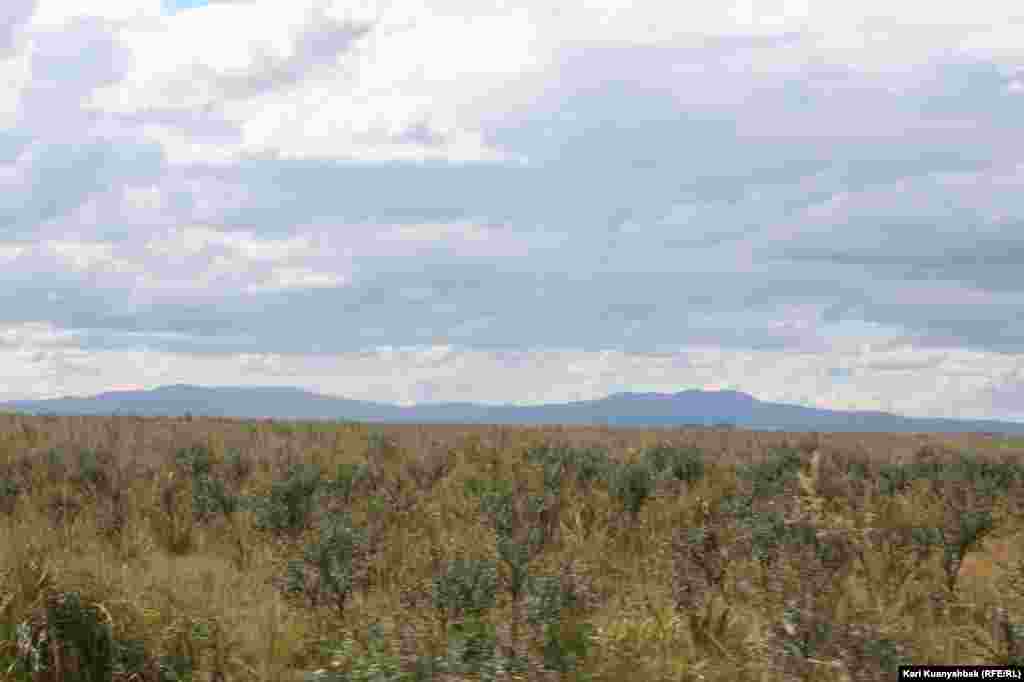 Дегелең тауының бергі жағындағы төбешік - "Атылған көл". Сынақ кезіндегі бомба жарылысынан жер қыртысы қопарылып, осындай төбешік пайда болған. Төбешік ортасындағы шұңқыр әлі суға толып тұр. &nbsp;