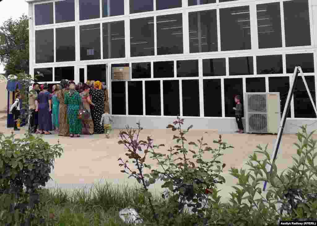 Aşgabadyň Magtymguly şaýolunyň ugrundaky dükanyň öňünde nobata duran ýaşaýjylar