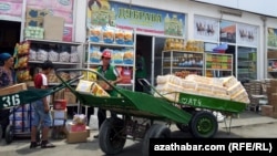 Школьники  подрабатывают на рынках носильщиками. Туркменистан   