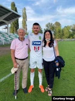 Arb Manaj së bashku me gjyshin dhe nënën e tij.