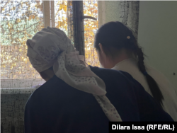 Чымкенттеги облустук психиатриялык ооруканада дарыланган кыздар зордуктоого кабылганы тууралуу алардын жакындары айтып чыгышты.