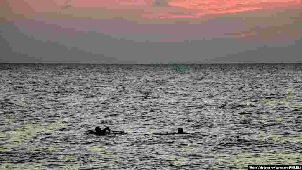 У перші дні жовтня ще дехто купається