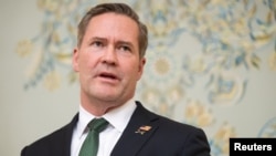 Сам Волц також отримував на особисту пошту робочі матеріали і документи, а потім частину з них копіював до месенджера Signal для координації зустрічей, стверджується в публікації