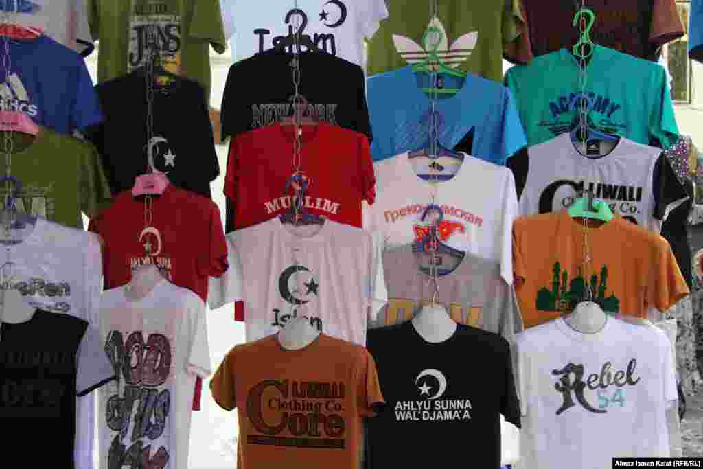 В последнее время у местных тинейджеров большей популярностью пользуются майки с исламской символикой