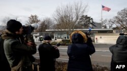 خبرنگاران در برابر دفتر حافظ منافع آمریکا در شهر ژنو، روز یک‌شنبه