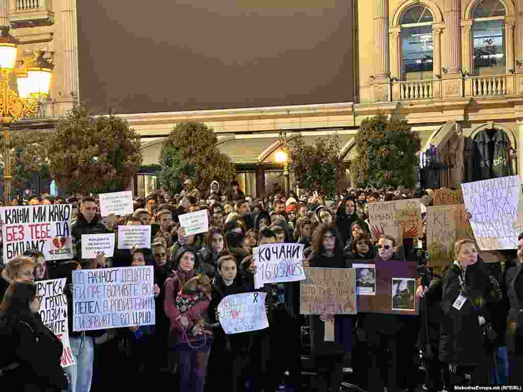 Граѓаните во Скопје се одѕваа на повикот на социјалните мрежи под паролата „ Кој е следен?“, откако во изминативе два дена се организираат во повеќе градови мирни собири на кои палат свеќи, оставаа цвеќиња и се потпишуваат во „книги на жалост“ во спомен на починатите.