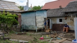 Murasov üç ay evelsi alğan eviniñ ögünde otura, 2021 senesi iyülniñ 6-sı