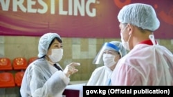 Кыргызстанда коронавирус күчөгөн маал. Ошол убактагы вице-премьер-министр Аида Исмаилова дарыгерлер менен. 2020-жылдын 25-августу.