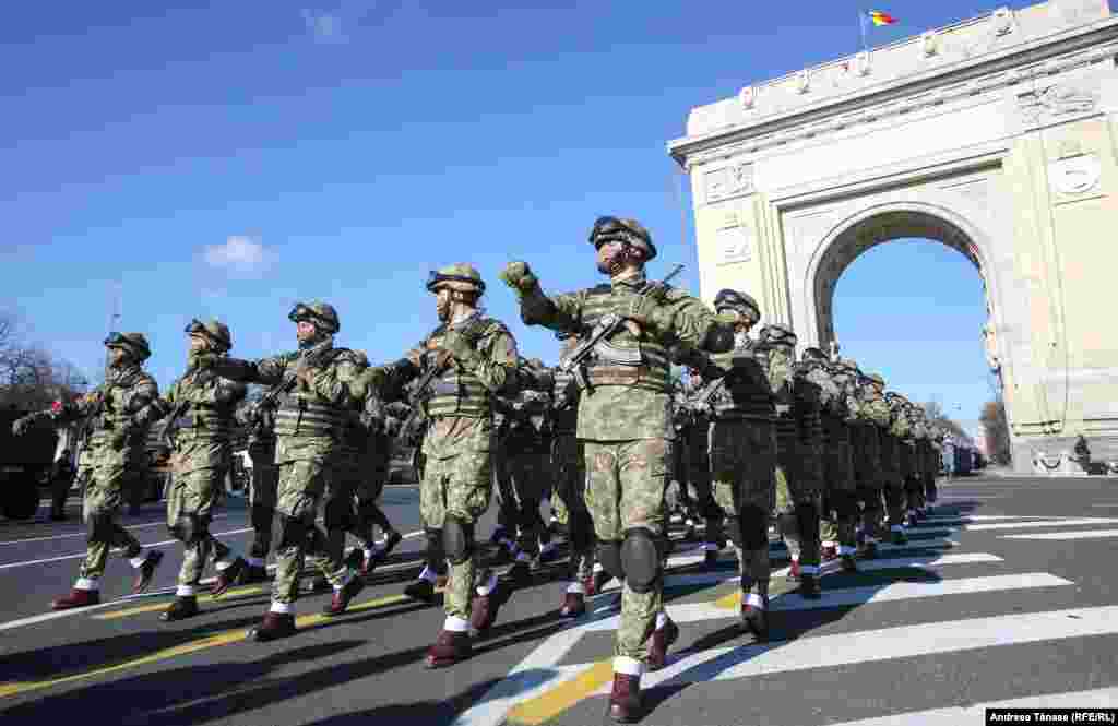 Pe lângă cei 1.228 de delegați oficiali din toate zonele Transilvaniei, învestiți cu așa-numitele credenționale, alți peste 100.000 de români, au umplut Platoul Românilor de lângă Alba Iulia.