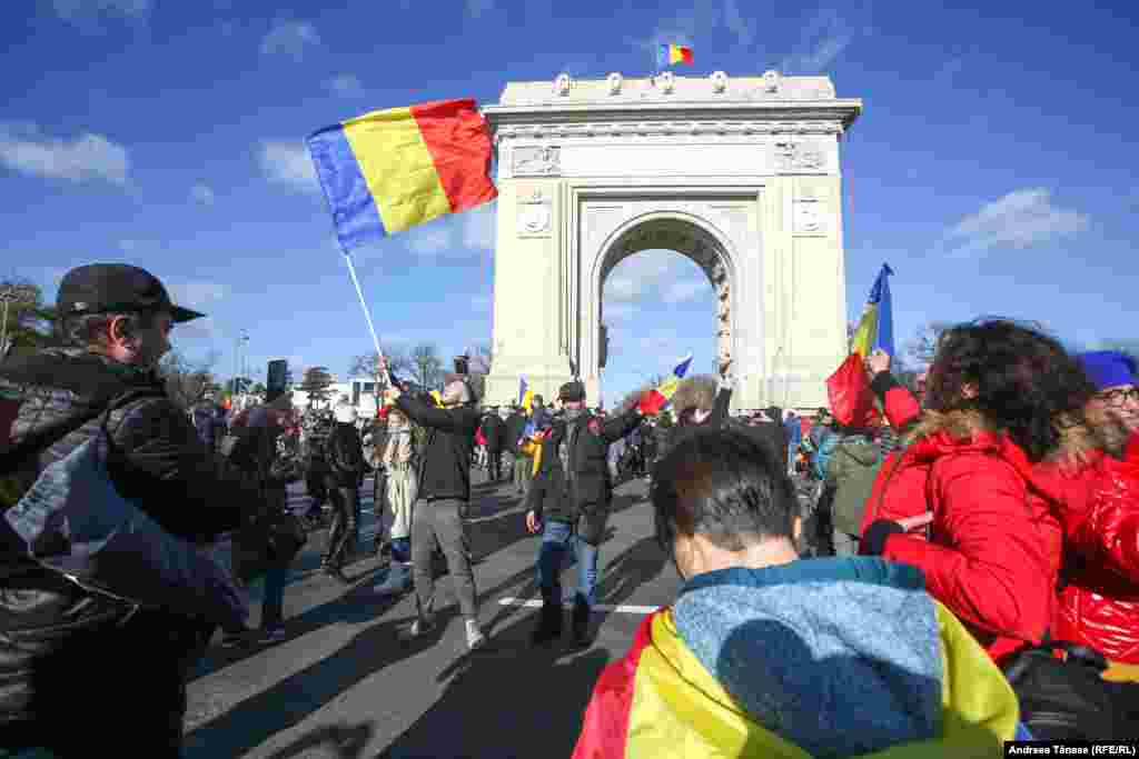 Legea Unirii a fost ratificată prin decret de lege, la 11 decembrie 1918 de cãtre regele Ferdinand, fiind votatã de Adunarea Deputaţilor în şedinta din 29 decembrie 1919.