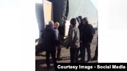 Сотрудники ГСБЭП возле машины с арахисом.