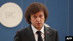 ირაკლი კობახიძე არ აზუსტებს, მოხვდება თუ არა „ასაკრძალი პარტიების“ სიაში გიორგი გახარიას „საქართველოსთვის“.