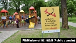 Panou informativ amplasat în fața unui teren de joacă, în cadrul campaniei naționale de renunțare la fumat a Ministerului Sănătății, 2021.