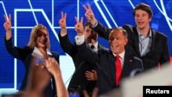 Conservatorul Karol Nawrocki, susținut de principalul partid de opoziție Lege și Justiție, soția sa Marta Nawrocka și fiii Antoni și Daniel, reacționând la rezultatele exit-poll-urilor celui de-al II-lea tur al alegerilor prezidențiale din Polonia. Varșovia, 1 iunie 2025. 