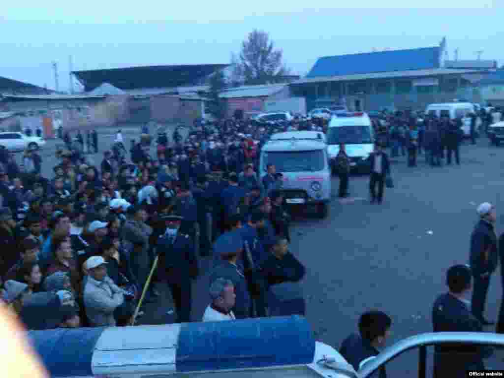 Кырсык болгон жерге заматта эл чогулду. (Сүрөттү "Азаттыкка" ӨКМдин басма сөз кызматы сунуштады.)