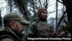 Эрдем "Шаман" Тикеев (справа) и анонимный боец одного из иностранных легионов ВСУ, архивное фото