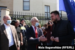 Посол Украины в Грузии Игорь Долгов (в центре)