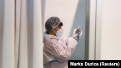  Një punëtore shëndetësore në Serbi.