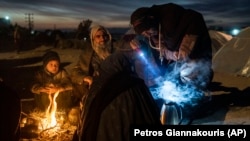 افغانستان کې يوه بې‌سرپناه کورنۍ