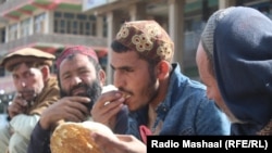 شماری از افرادی که کار روزمزد می کنند در یکی از جاده های ولایت خوست. 02-12-2021