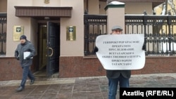 ТИҮ рәисе Фәрит Зәкиев Русия баш прокуратурасы бинасы каршында ялгыз пикетта