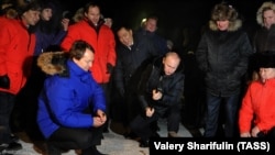 Путин забивает колышек на начале строительства дороги "Кызыл-Курагино" в 2011 году