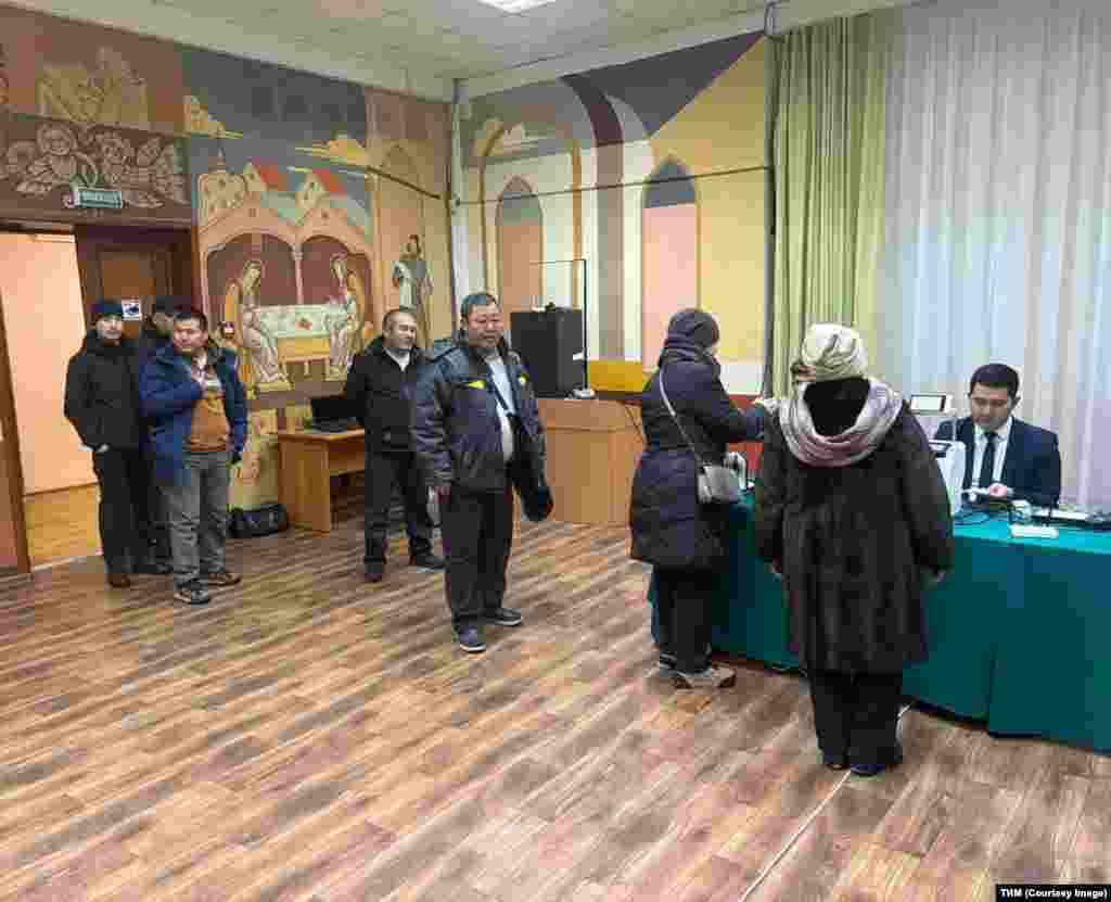 Бишкек убактысы боюнча саат 08:00гө карата Кыргыз Республикасынан аймагынан тышкары Орусия, Жапония, Түштүк Корея, Кытай, Малайзия жана Монголияда түзүлгөн 22 шайлоо участкасында добуш берүү жүрүүдө.