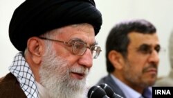  آیت‌الله خامنه‌ای رهبر جمهوری اسلامی (چپ) و محمود احمدی‌نژاد رئیس‌جمهوری پیشین ایران